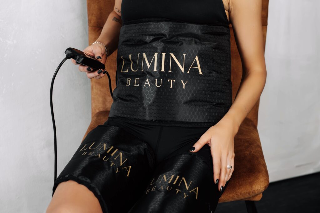 Luminabeauty Infrapuna Saunavöö - Salendav ja massažiga varustatud infrapuna vöö naistele ja meestele. Ideaalne valik kaalulangetamiseks ja seljavalude leevendamiseks. Kasutades tänapäevast infrapuna tehnoloogiat, see kõhuvöö aitab kiirendada ainevahetust ja parandada vereringet. Sobiv igapäevaseks kasutamiseks, see vöö pakub efektset lihasmassaaži ning on ideaalne treeningjärgseks taastumiseks ja figuuri modelleerimiseks.infrapunavöö reitele